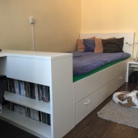 široká postel s úložnými prostory
