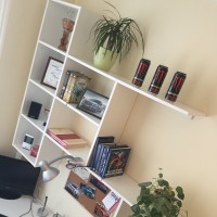 detail sestavy polic u psacího stolu