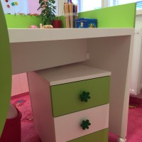 pojízdný psací stůl - detail koleček