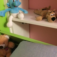 výklopný úložný prostor pod poličkami