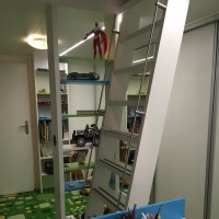 otevřená knihovna a schody do patra