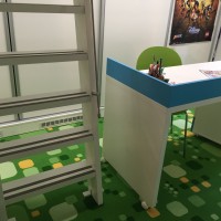 detail rohu stolu, protiskluzové pásky na schodech