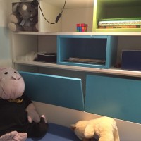 výklopy úložného prostoru v záhlaví postele