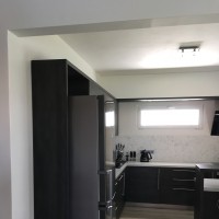 boční lem pro zakrytí zadní části lednice