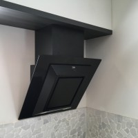 detail digestoře včetně zakrytí odtahového potrubí